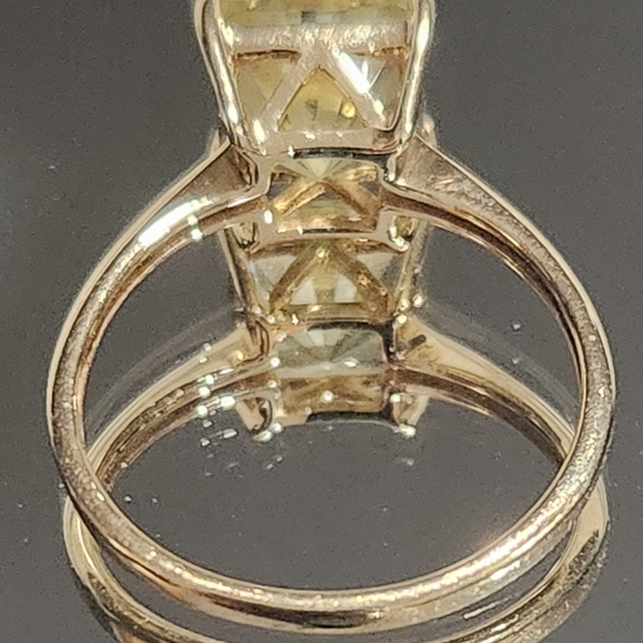 Elegant Gold Ring with Yellow Gemstone - Picture 10 of 11
